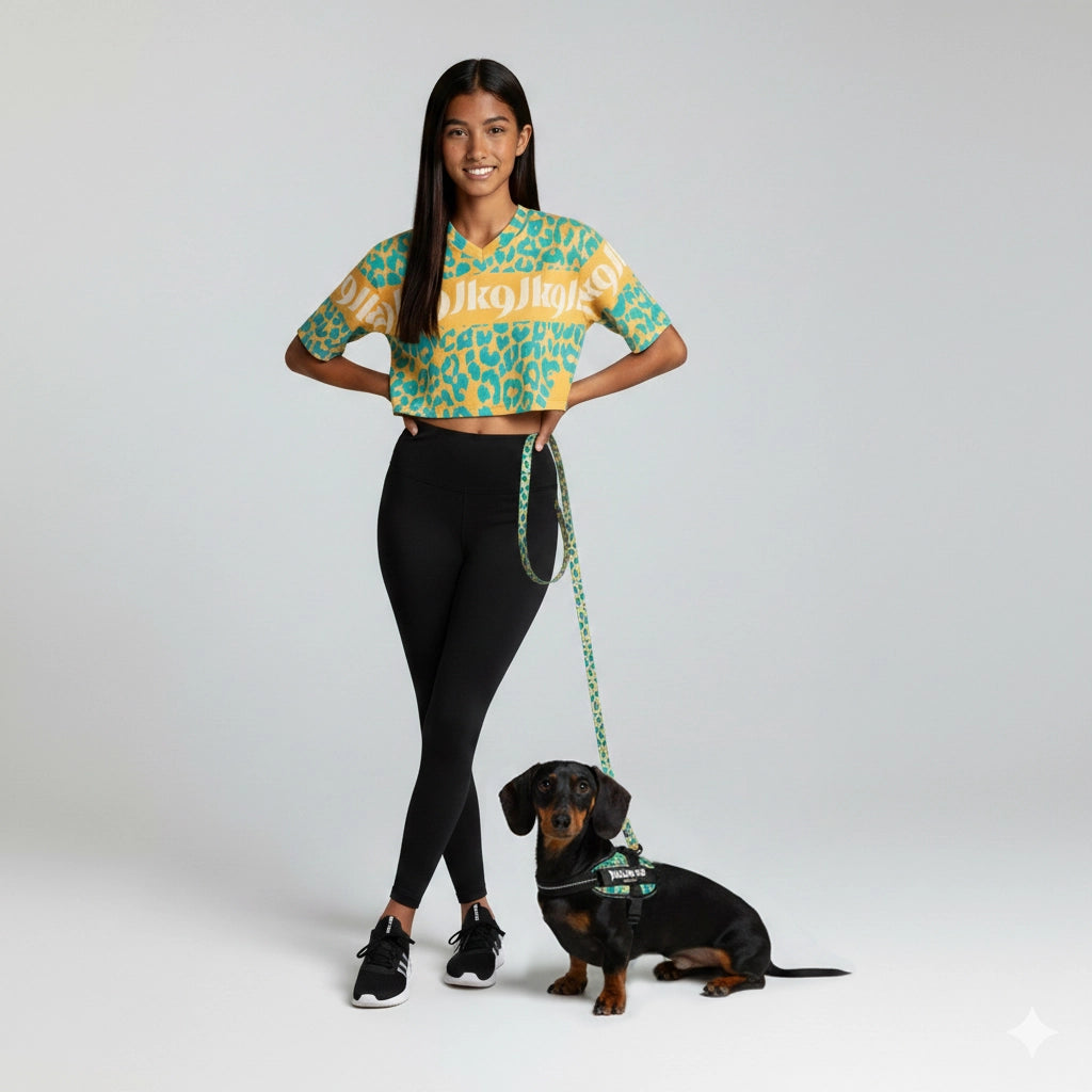 julius-k9 Női crop top póló élénk türkízkék leopárdmintával napsárga alapon, oversize