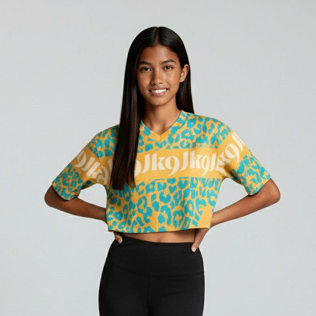 julius-k9 Női crop top póló élénk türkízkék leopárdmintával napsárga alapon, oversize